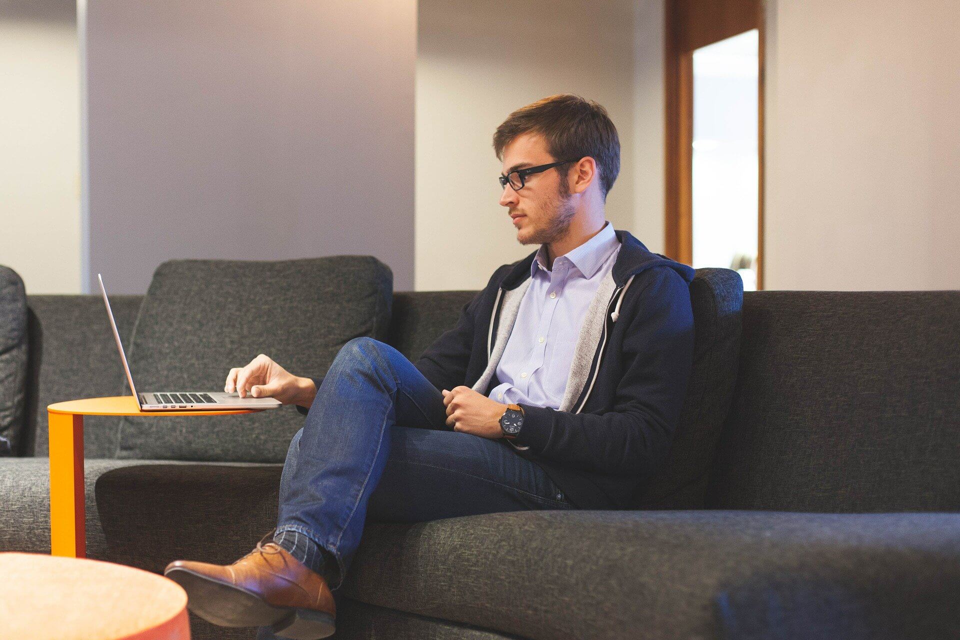 homme en freelance sur son ordinateur