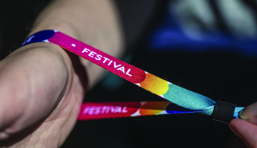 bracelet en tissu avec inscription festival
