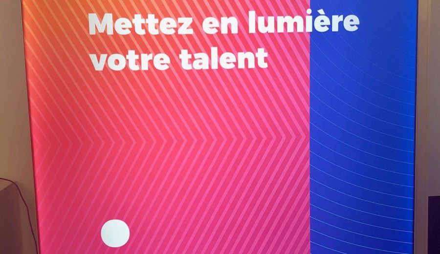 Lumière sur l’incroyable comptoir d’accueil LED