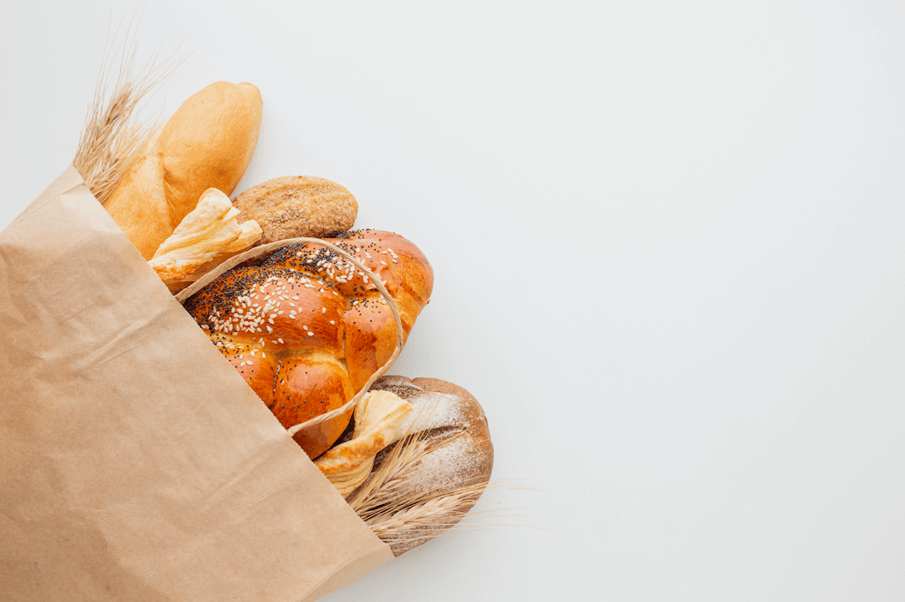 sac en kraft avec pains et brioches à l'intérieur