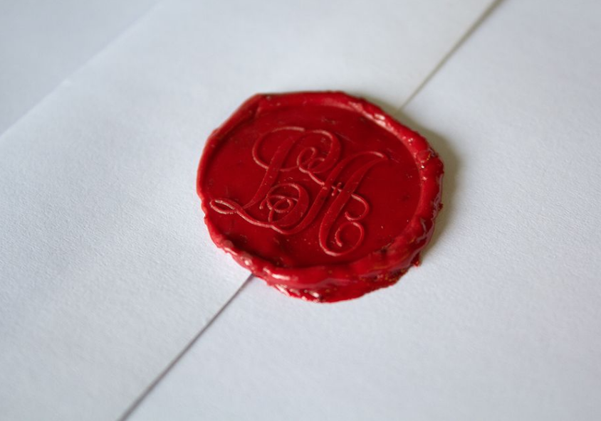 Sceau à cire rouge sur une lettre