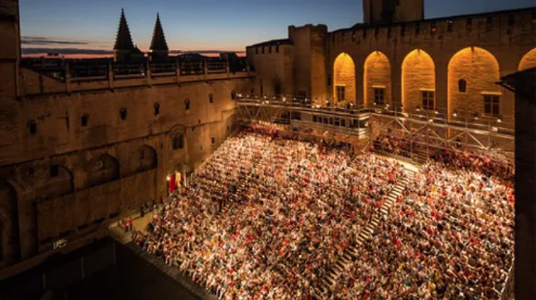 La cour d'honneur un soir du festival d'Avignon dans la Cité des Papes