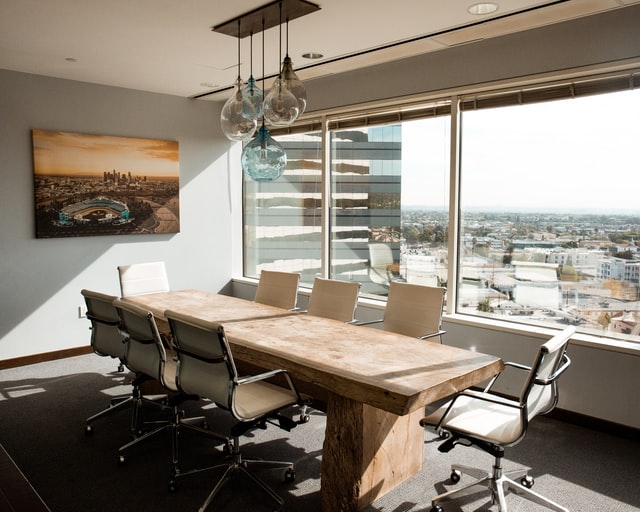 cadre au mur avec paysage dans un bureau avec vue comme décoration en entreprise