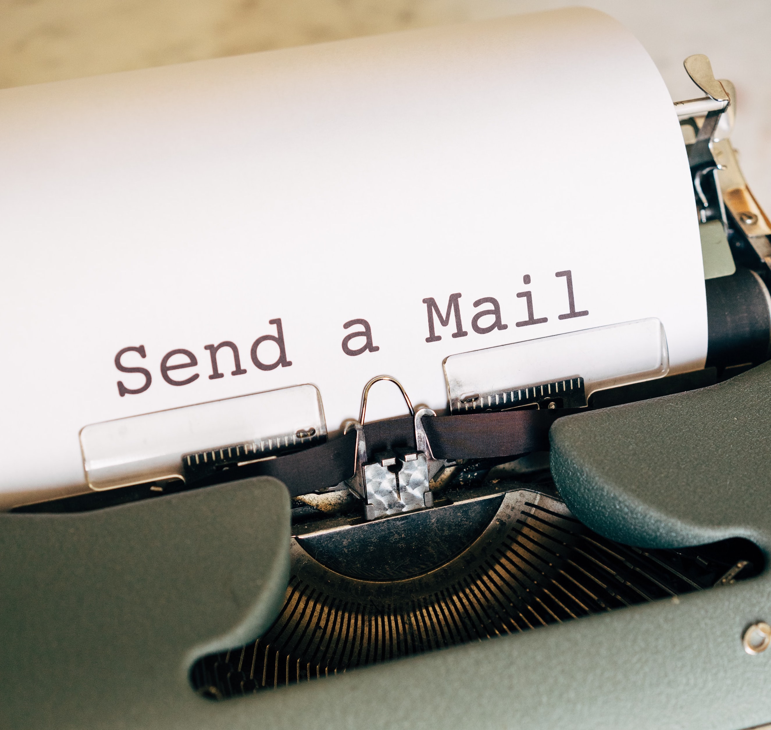 machine à ecrire avec une feuille de papier sur laquelle il est écrit "send a mail"