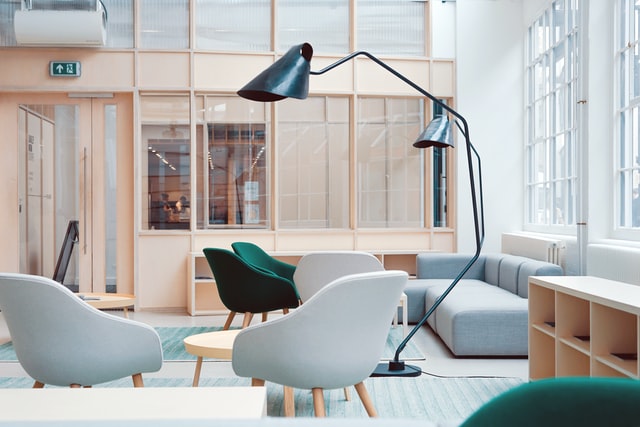 bureau avec un look scandinave et couleurs douces comme décoration en entreprise