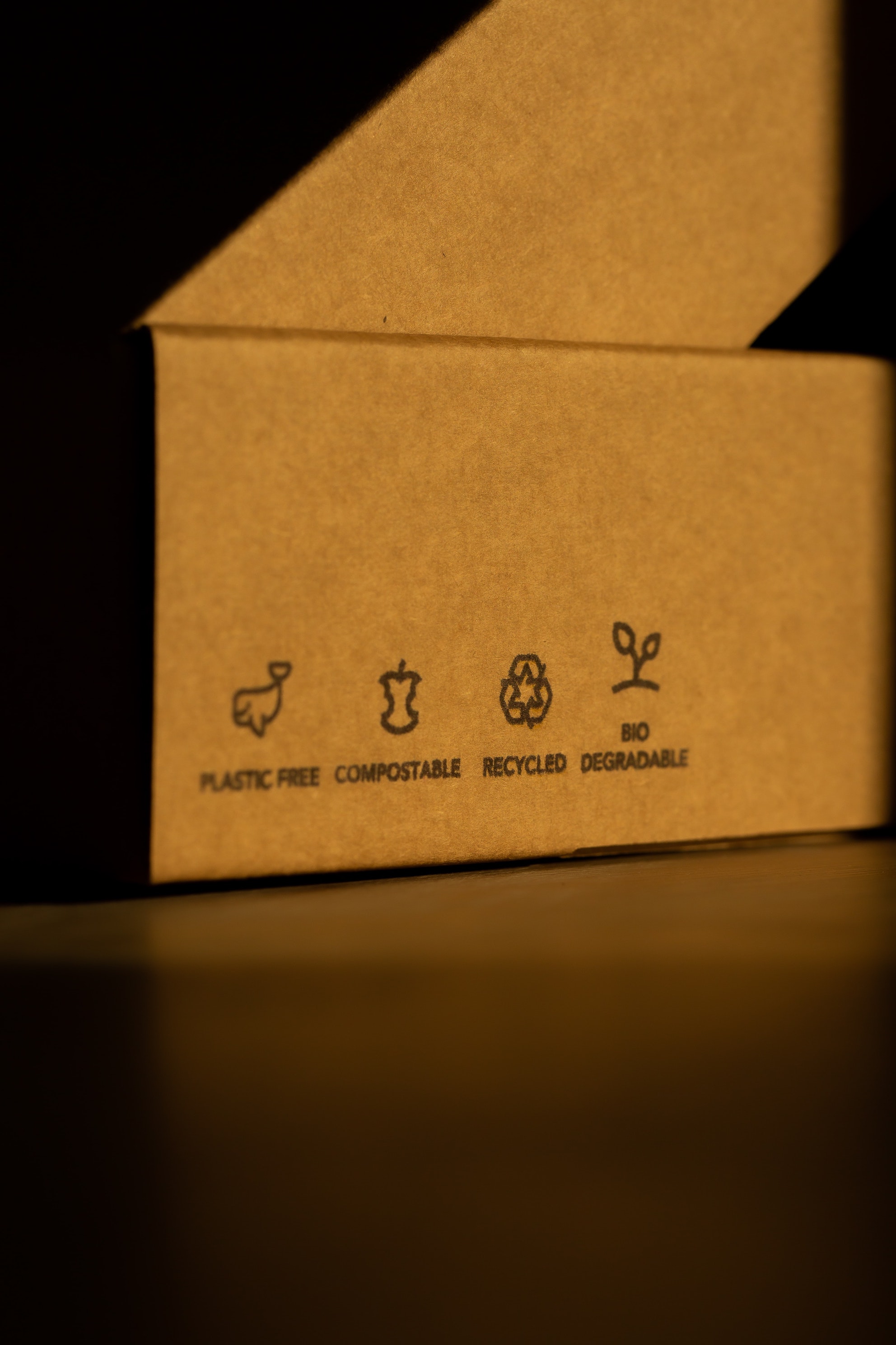 boîte en carton avec logos écoresponsables
