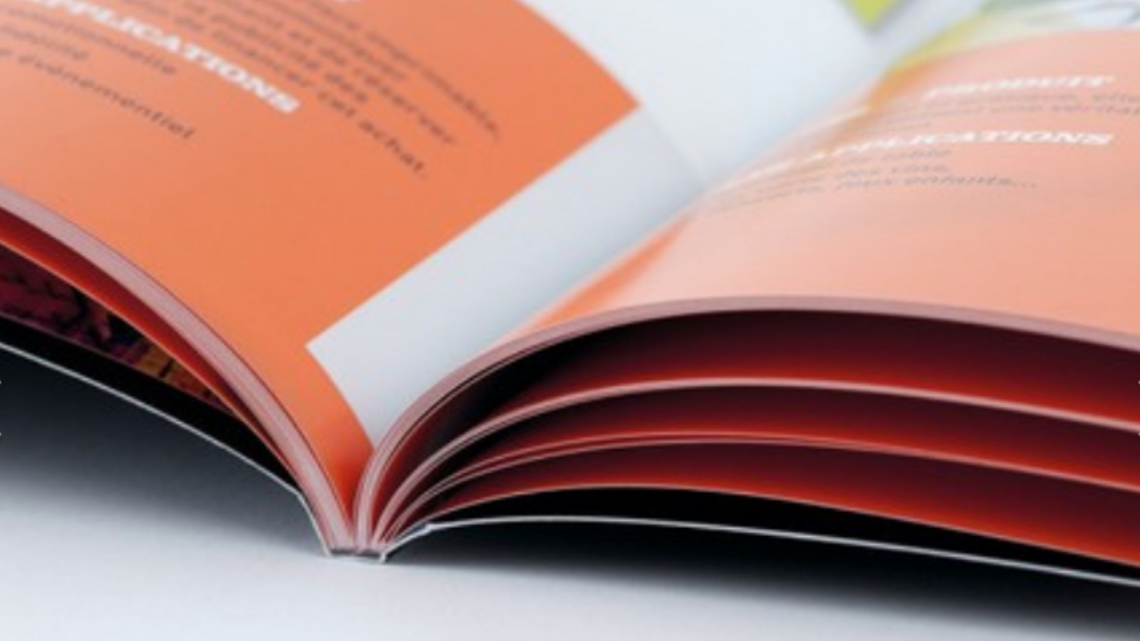 brochure dos carré collé ouverte orange