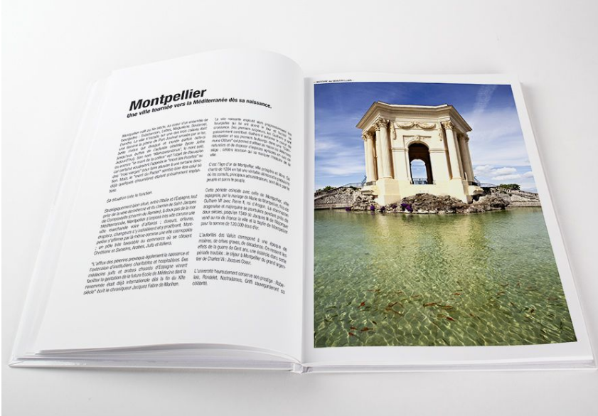 brochure ouverte avec image de Montpellier et texte