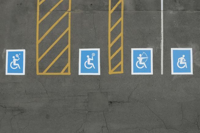 graphisme inclusif sur des places de parking pour personnes handicapées à Décathlon canada 