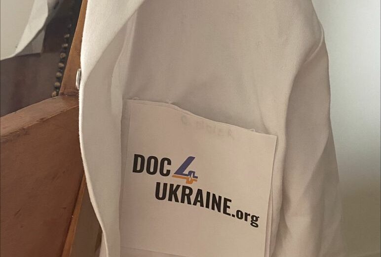 blouse de médecin avec logo doc4ukraine