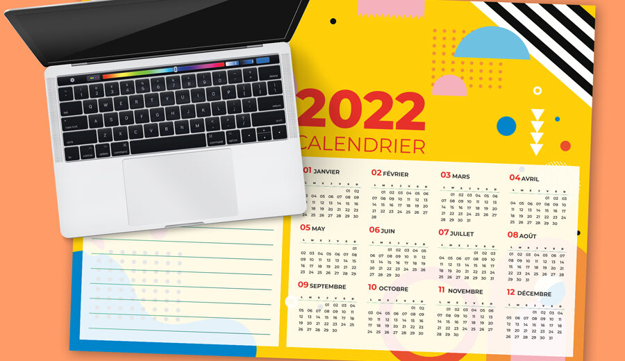 calendrier publicitaire 2022 de bureau avec un macbook posé dessus