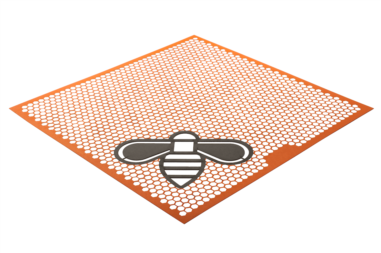 carte carrée avec finitions découpe laser en forme de ruche d'abeilles