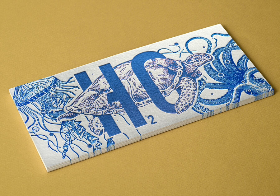 Tarjeta correspondencia con ilustraciones de animales marinos en letterpress azul