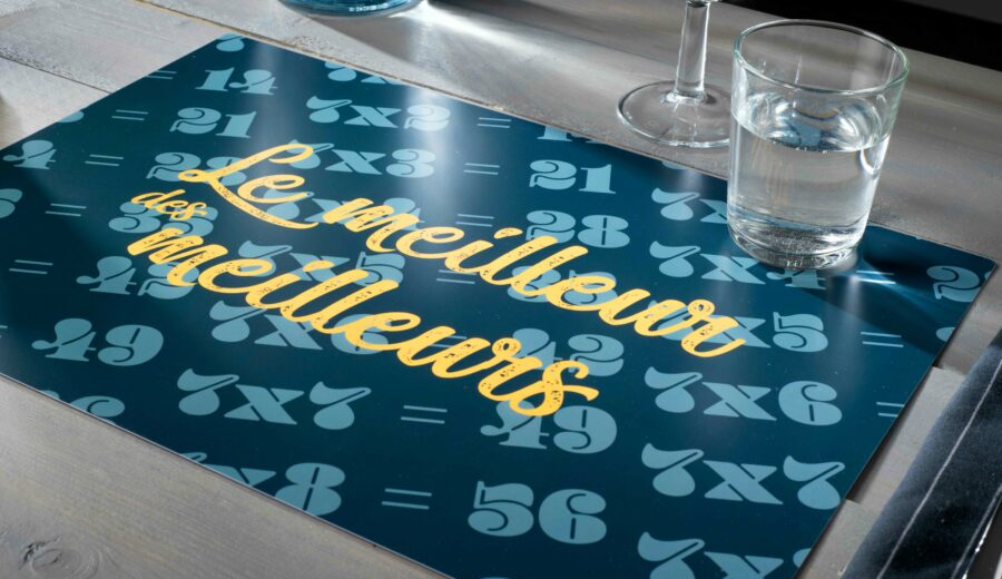 set de table PVC - design bleu avec texte en or