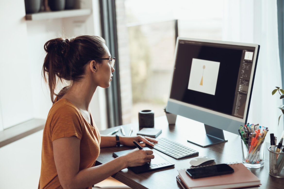 graphiste devant son ordinateur
