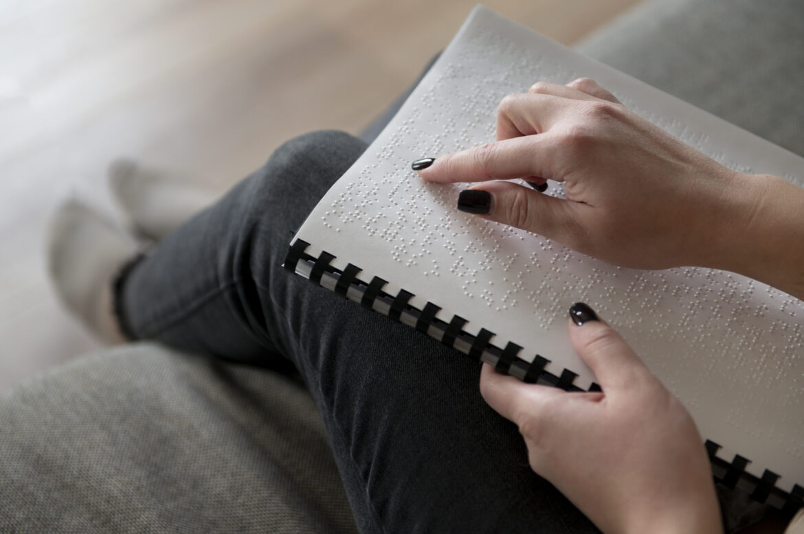 femme-aveugle-lisant-en-utilisant-la-langue-braille